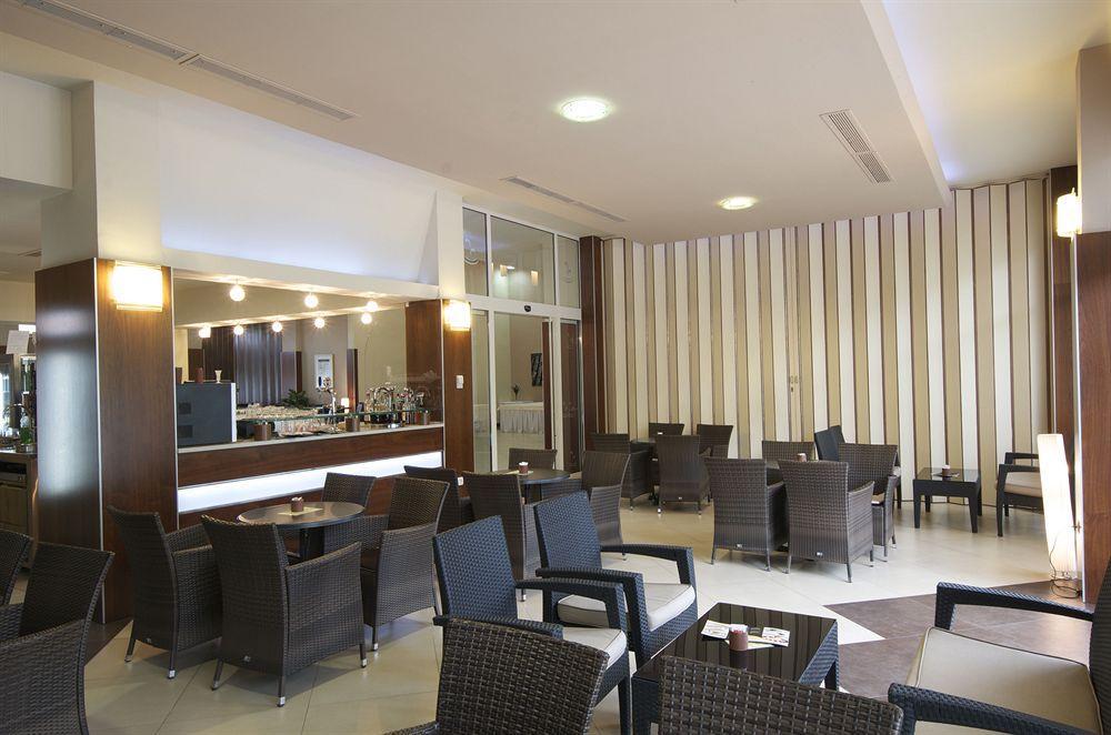 Hotel Fontana Buzet Bagian luar foto