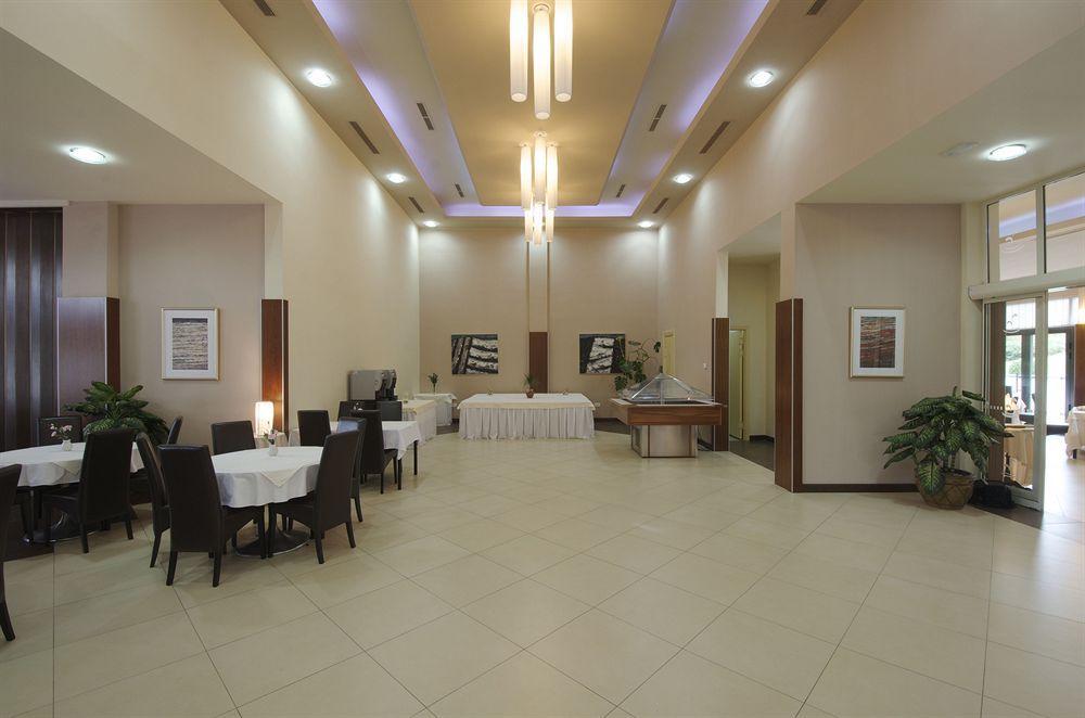Hotel Fontana Buzet Bagian luar foto