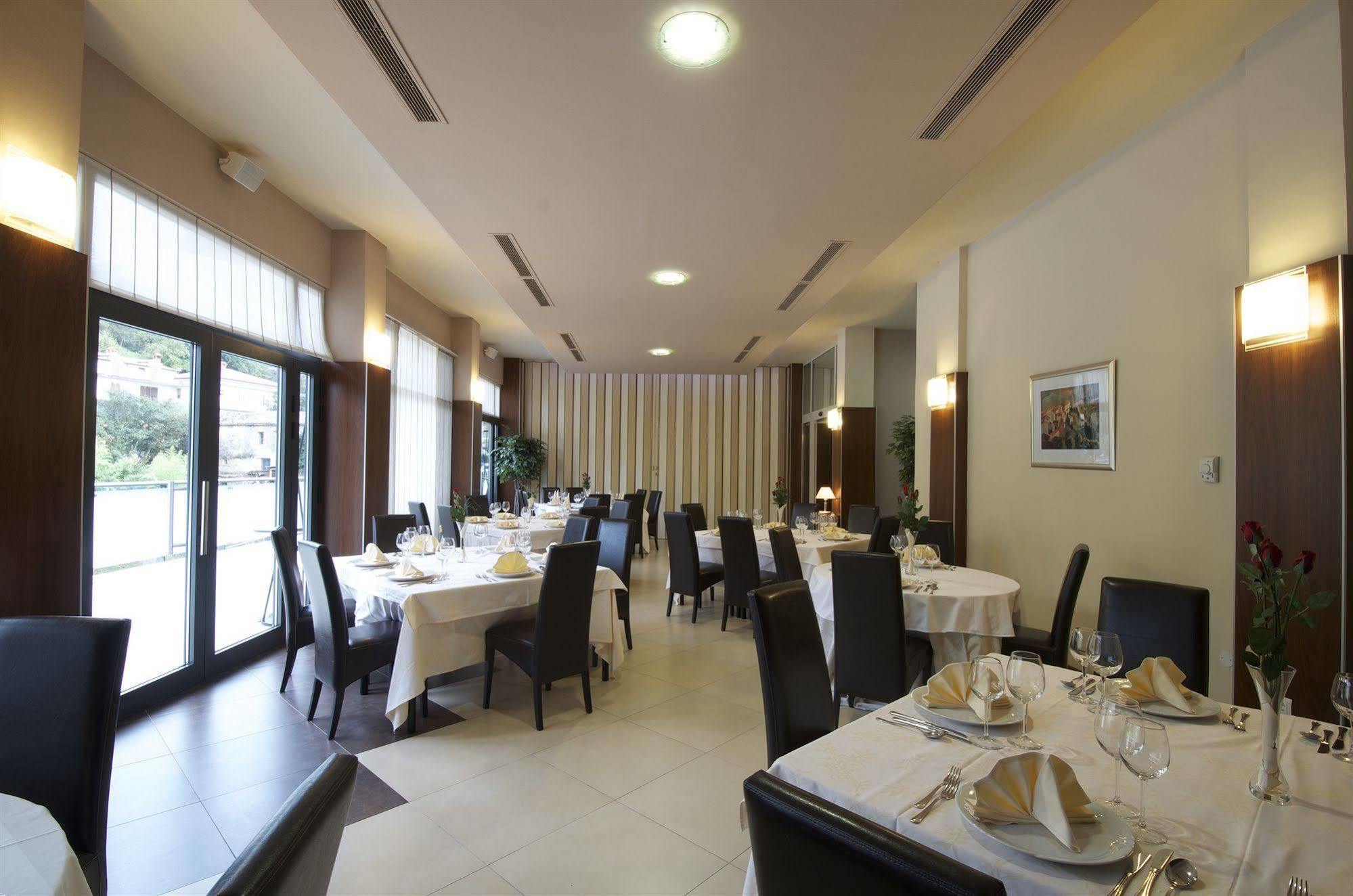 Hotel Fontana Buzet Bagian luar foto