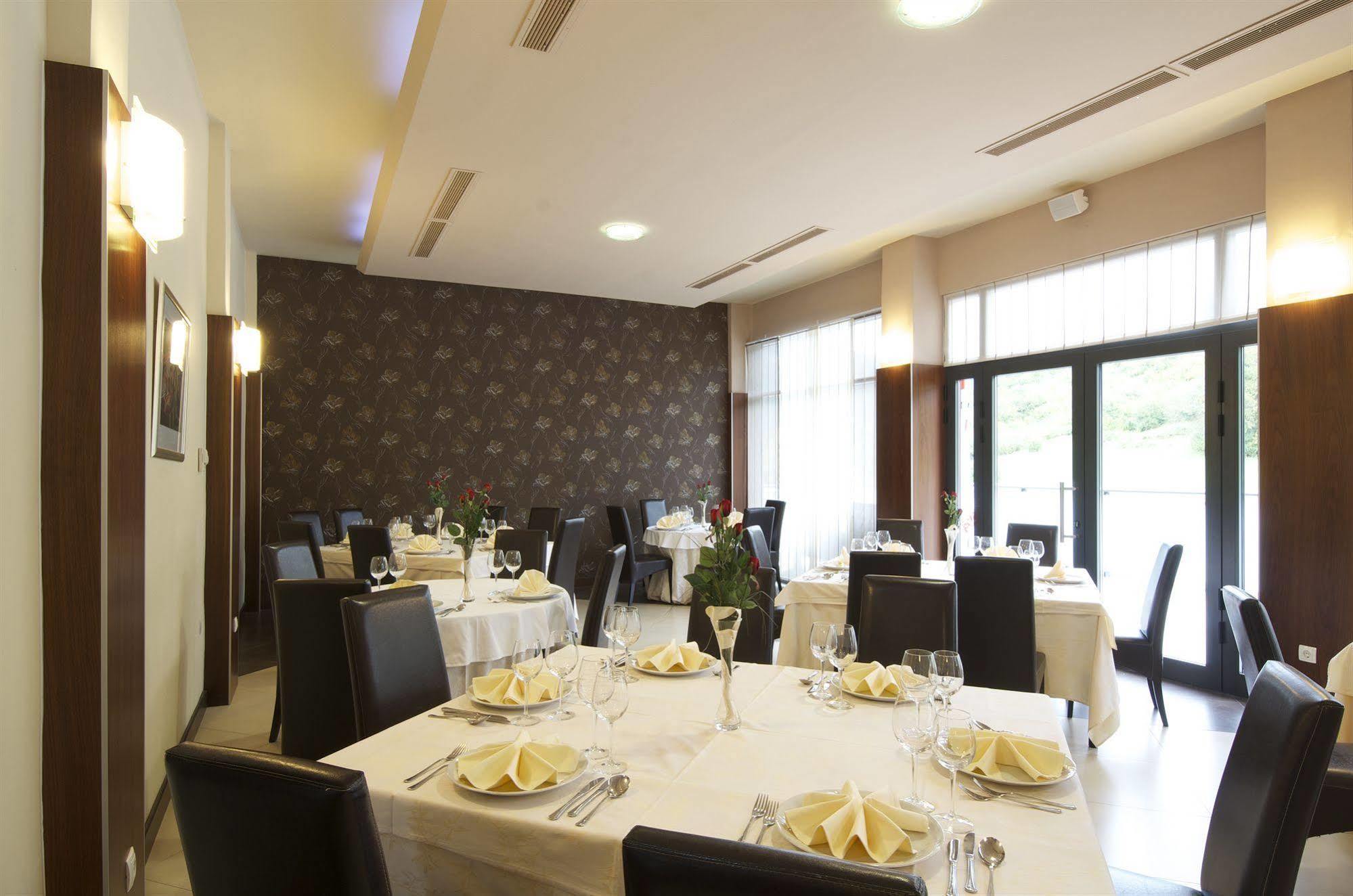 Hotel Fontana Buzet Bagian luar foto