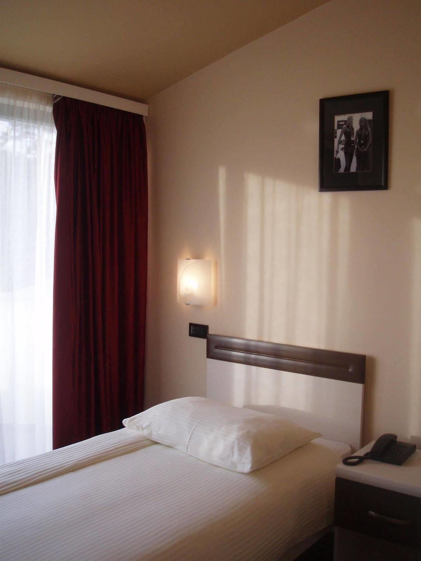 Hotel Fontana Buzet Bagian luar foto